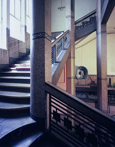 Bâtiment B : escalier tournant.