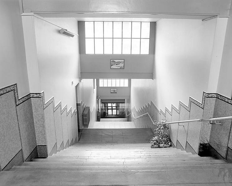 Bâtiment A : escalier monumental droit, depuis le rez-de-chaussée du bâtiment B.