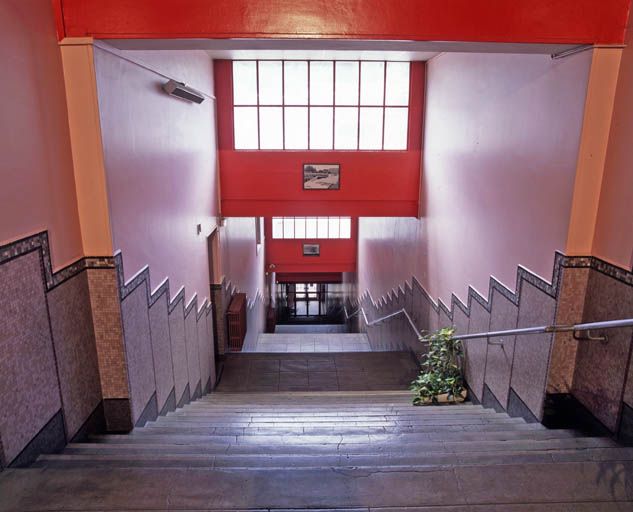 Bâtiment A : escalier monumental droit, depuis le rez-de-chaussée du bâtiment B.