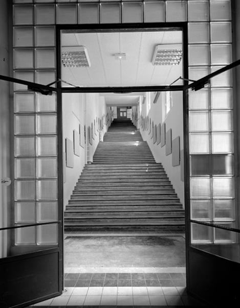 Galerie P : escalier monumental droit, depuis le rez-de-chaussée du bâtiment B.