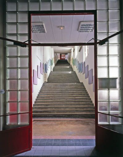 Galerie P : escalier monumental droit, depuis le rez-de-chaussée du bâtiment B.