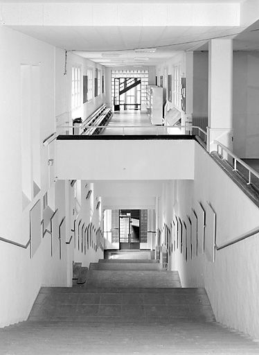 Galerie P : escalier monumental droit, depuis l'extrémité côté bâtiment D.