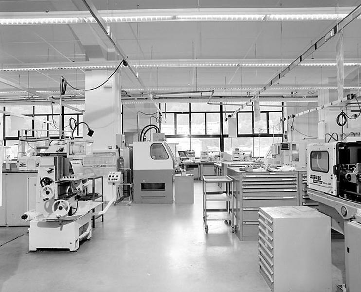 Tours à métaux et presses à injecter.