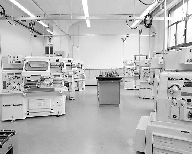 Bâtiment B, atelier de mécanique : vue d'ensemble des tours Ernault Batignolles.