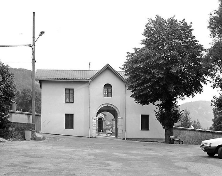 Vue d'ensemble de l'entrée, depuis le sud.