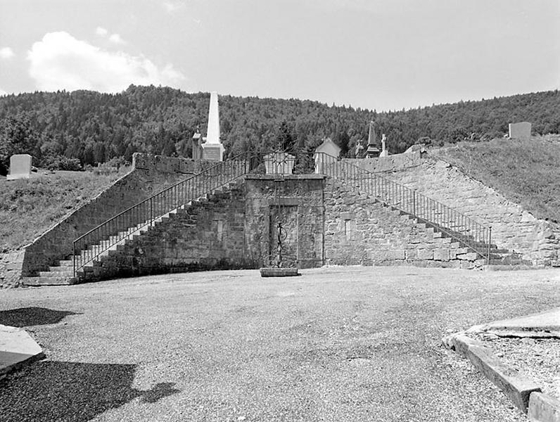 Croix de cimetière et escalier indépendant.