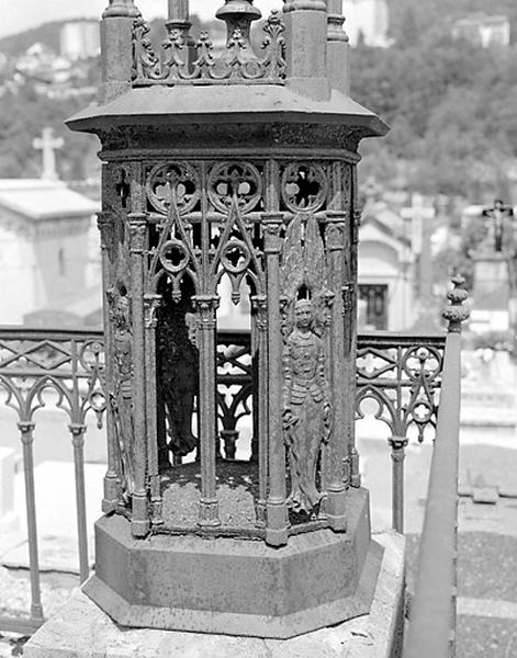 Tombeau d'Eugénie Girod : piédestal octogonal.