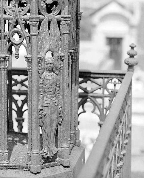 Tombeau d'Eugénie Girod : détail d'un ange du piédestal.