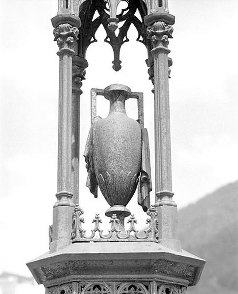 Tombeau d'Eugénie Girod : l'urne.