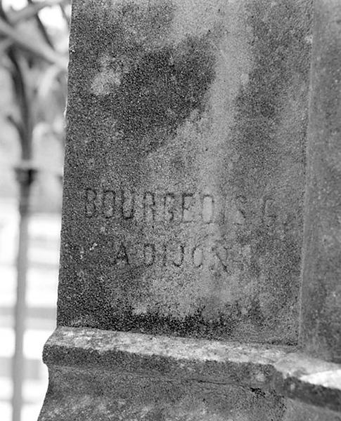 Tombeau de Julie Girod : signature du sculpteur G. Bourgeois.