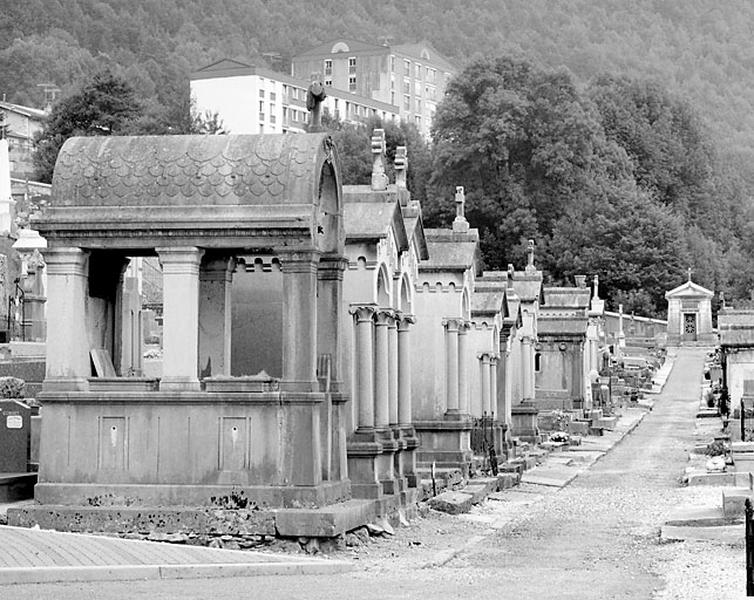 Tombeaux et chapelles funéraires du quartier 3, bordant l'allée le séparant du quartier 4 (à droite).