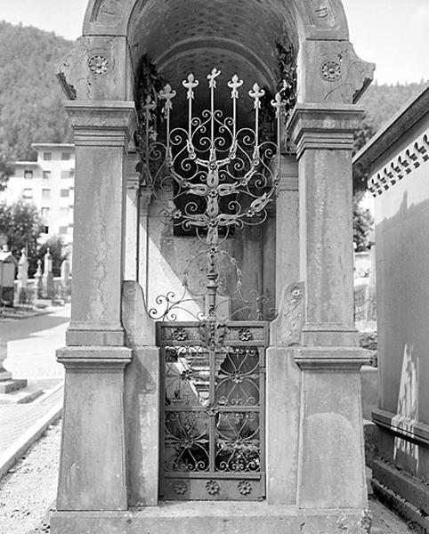 Façade antérieure : la grille.