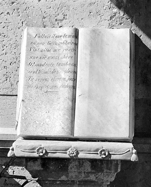 Livre et coussin en marbre.