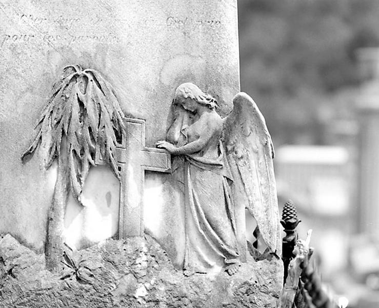 Stèle : ange, croix et arbre étêté.