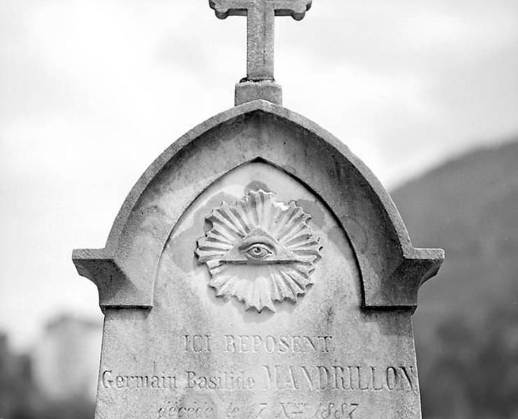 Stèle : triangle de la Trinité et oeil céleste.