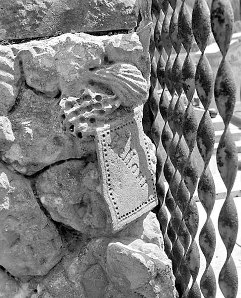 Cartouche portant la signature Belloni et grille.