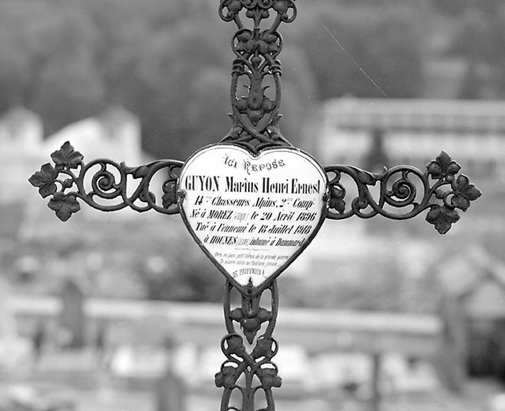 Croix funéraire et plaque (dite coeur de Morez) de Marius-Henri-Ernest Guyon