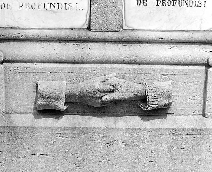 Décor de tombeau du quartier 3 : mains unies (appelées ' alliance ' par les marbriers).