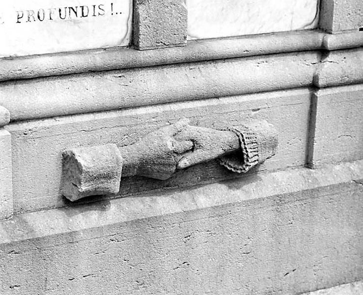 Décor de stèle : mains unies (appelées ' alliance ' par les marbriers).