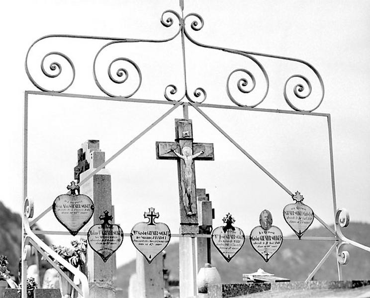 Plaques émaillées dites ' coeurs de Morez '.