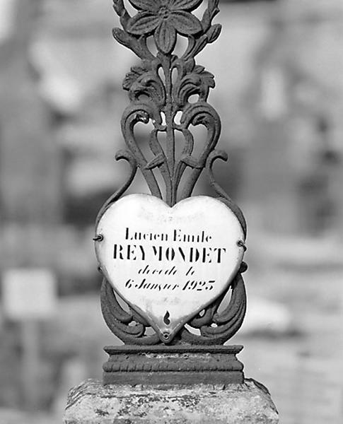 Croix funéraire et plaque (dite coeur de Morez) de Lucien-Emile Reymondet