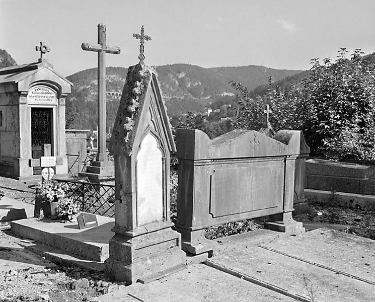 Les deux stèles.