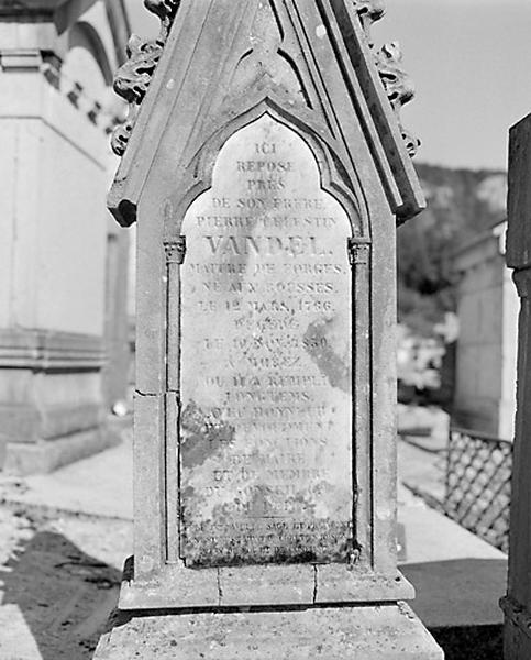 Stèle de Pierre-Célestin Vandel : détail de l'inscription.
