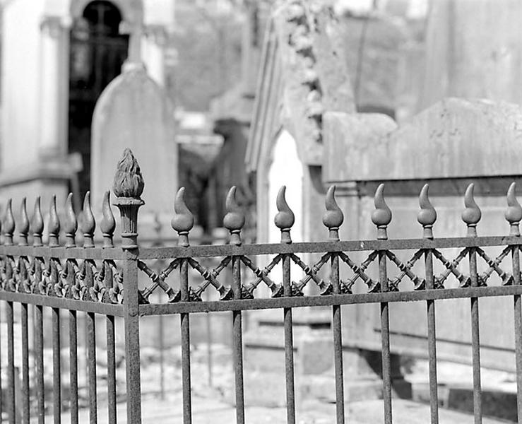 Détail de la grille de clôture.