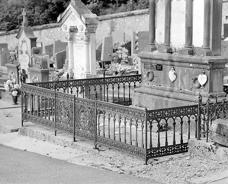 Clôture de monument funéraire de la famille d'Aimé Romanet