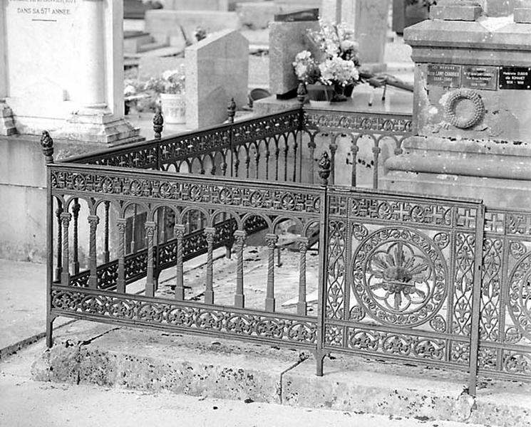 Elévation antérieure : grille fixe et vantail du portillon.