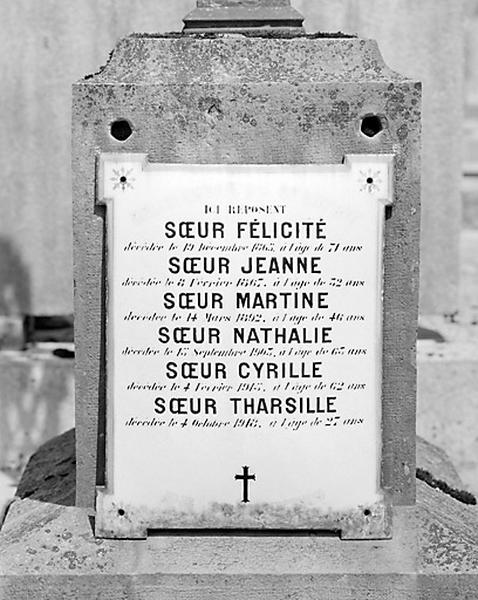 Plaque émaillée signalant le tombeau de religieuses.