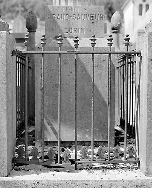 Grille, socle de la colonne et inscriptions.