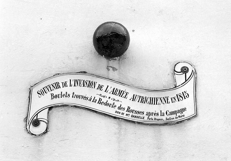 Boulet et plaque émaillée en partie basse de l'obélisque.
