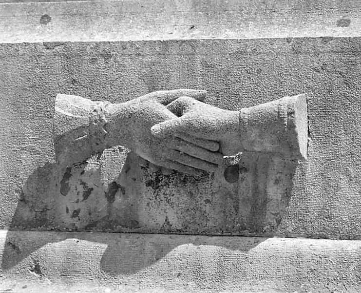 Décor de stèle : mains unies (appelées ' alliance ' par les marbriers).