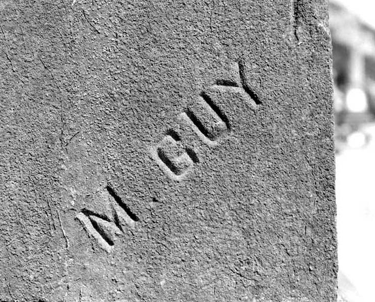 Signature du sculpteur Maurice Guy.