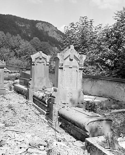 Vue d'ensemble des deux tombeaux.