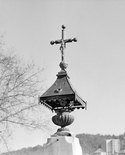 Vase, dais et crucifix.