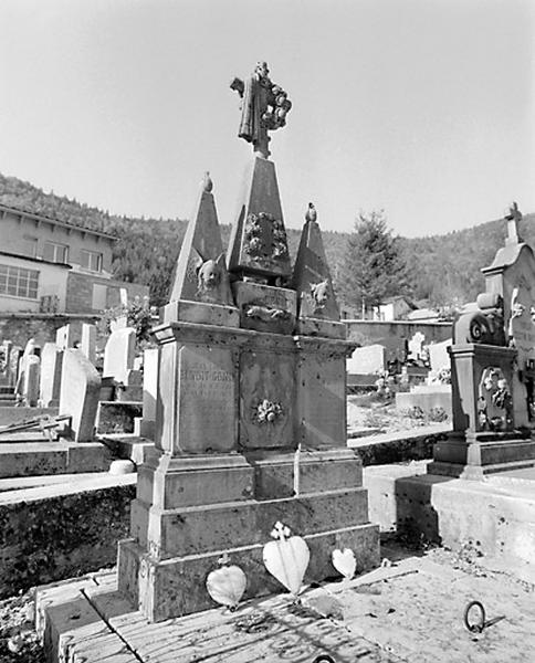 La stèle.