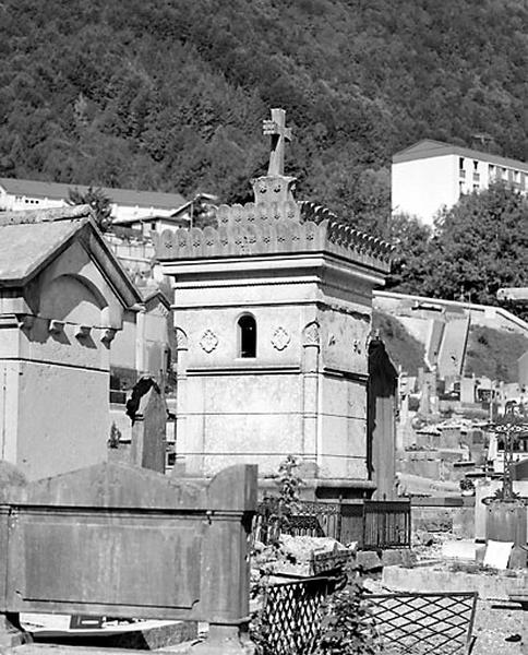 Elévations postérieure et latérale droite.