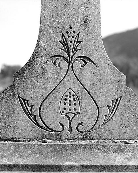 Décor de stèle : motif végétal gravé.