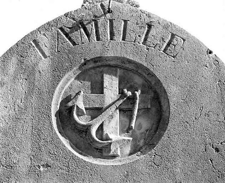 Décor de stèle : croix et ancre.