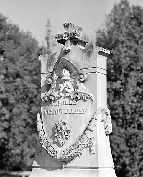 Décor de la stèle de la famille Victor Dubief, vu de trois quarts.