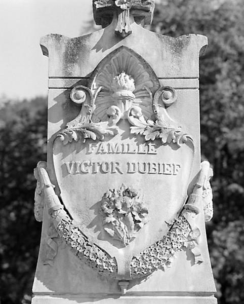 Décor de la stèle de la famille Victor Dubief, vu de face.