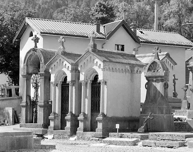 Chapelles funéraires et tombeaux du quartier 3, près de l'entrée du cimetière.