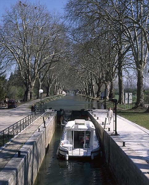 Eclusée, avec un bateau dans le sas.