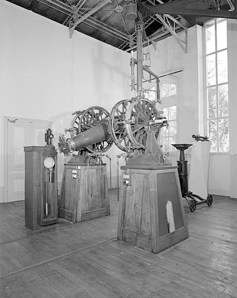 Vue d'ensemble de la lunette avec l'horloge Fénon (à gauche).