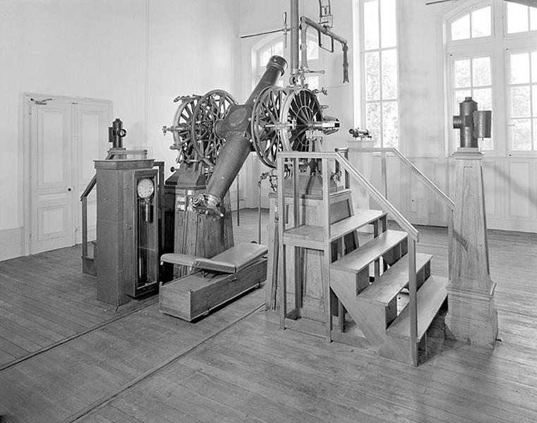 Vue d'ensemble de la lunette et de ses accessoires avec la chaise d'observateur.