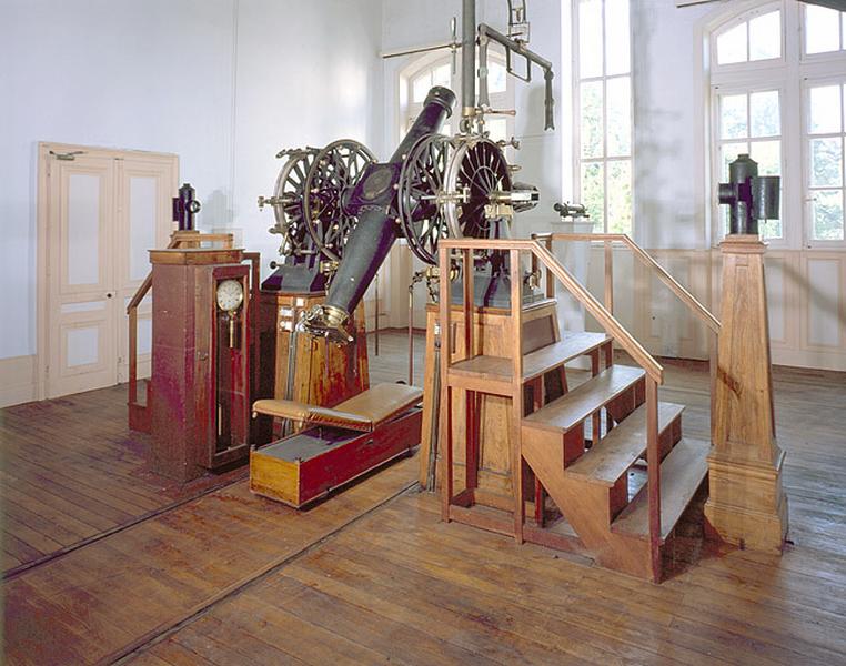 Vue d'ensemble de la lunette et de ses accessoires avec la chaise d'observateur.