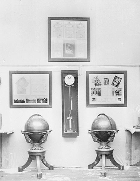 Instruments, globes et photographies présentés à Nancy en 1909 [horloge Fénon n° 120 au centre].