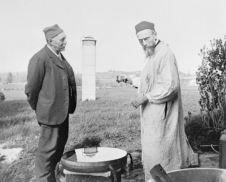 [Deux personnages devant le pilier nord de la mire nord de l'altazimut], 1913.